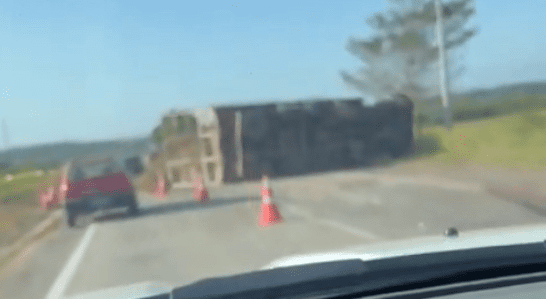 No momento, você está visualizando Carreta tomba e bloqueia trecho da BR-101 Sul nas proximidades de São José do Mipibu