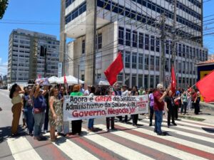 Leia mais sobre o artigo Greve dos Servidores  administrativos da saúde ganha força em mais um ato Público em frente a Sesap