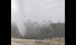 Leia mais sobre o artigo Flagrante: Cano da adutora de Pureza rompe as margens da BR 406 próximo a entrada do distrito de Samambaia