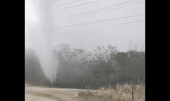 No momento, você está visualizando Flagrante: Cano da adutora de Pureza rompe as margens da BR 406 próximo a entrada do distrito de Samambaia