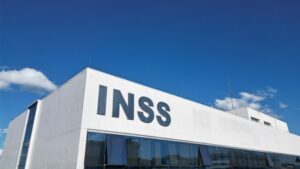 Leia mais sobre o artigo Por falta de verba, INSS suspende programa de redução de fila