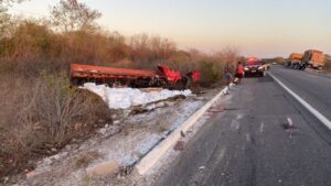 Leia mais sobre o artigo Colisão entre carro e caminhão deixa motorista gravemente ferido na BR-304 no interior do RN