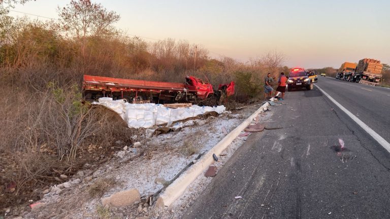 Leia mais sobre o artigo Colisão entre carro e caminhão deixa motorista gravemente ferido na BR-304 no interior do RN