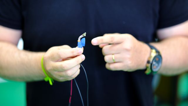 No momento, você está visualizando Na UFRN, cientistas criam equipamento para ser usado como terapia complementar em casos de enxaquecas e zumbidos no ouvido