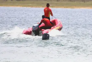 Leia mais sobre o artigo Lancha naufraga na praia de Genipabu e oito pessoas são resgatadas por pescadores