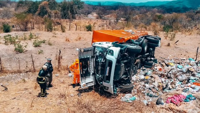 Leia mais sobre o artigo Caminhão tomba e motorista morre preso as ferragens na BR 405 no interior do RN