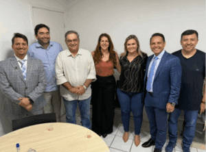 Leia mais sobre o artigo Grupo de Álvaro Dias oficializa apoio à pré-candidatura de Nina Souza à Câmara Federal