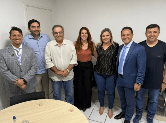 No momento, você está visualizando Grupo de Álvaro Dias oficializa apoio à pré-candidatura de Nina Souza à Câmara Federal