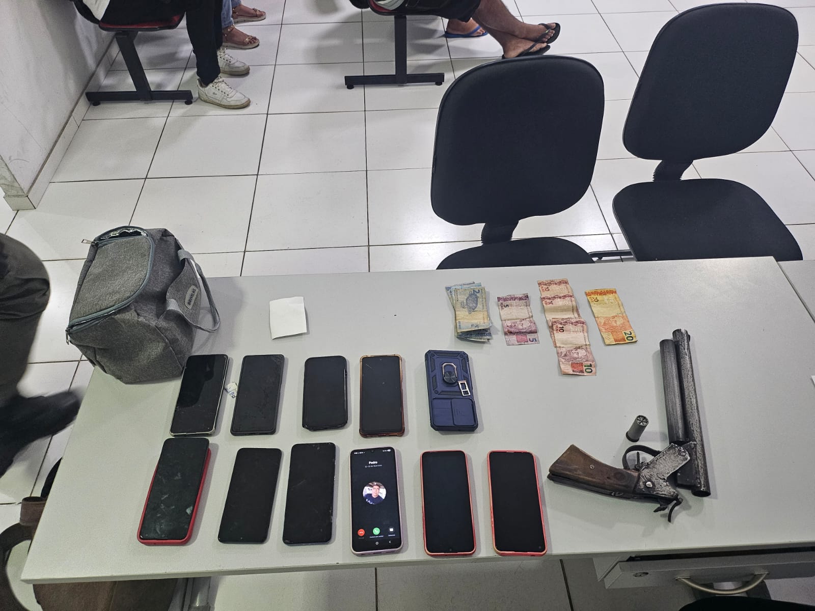 No momento, você está visualizando Mulher é presa após assalto a ônibus com arma calibre .12 na região metropolitana de Natal