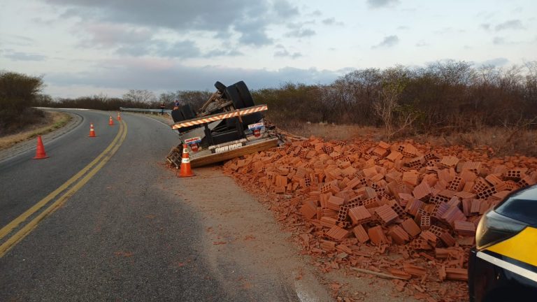 No momento, você está visualizando Caminhão com carga de tijolos tomba na BR 427 próximo a cidade de Caicó, RN
