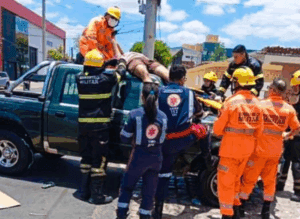 Leia mais sobre o artigo Acidente entre carro e moto mobiliza equipes de resgate; condutor da moto é arremessado sobre o capô do veículo