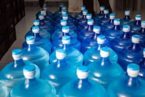 Leia mais sobre o artigo Água mineral terá aumento de preço no RN. Garrafão de 20 litros pode chegar a R$15