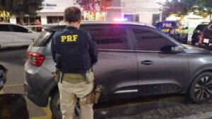 Leia mais sobre o artigo PRF e PMRN em ação integrada prende quatro suspeitos e apreendem armas e veículos adulterados na região do Seridó