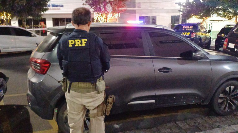 Leia mais sobre o artigo PRF e PMRN em ação integrada prende quatro suspeitos e apreendem armas e veículos adulterados na região do Seridó