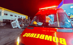 Leia mais sobre o artigo Caminhão tomba e motorista é resgatado durante a madrugada pelo Corpo de Bombeiros no interior do Estado
