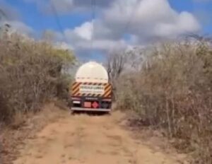 Leia mais sobre o artigo Motorista é Feito Refém e Tem Pneus da Carreta Roubados próximo a Fernando Pedroza/RN