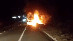 Leia mais sobre o artigo Caminhão pega fogo na BR 304 nas proximidades do município de Lajes do Cabugi 