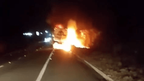 No momento, você está visualizando Caminhão pega fogo na BR 304 nas proximidades do município de Lajes do Cabugi 