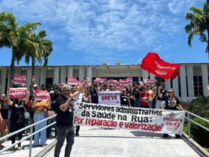 Leia mais sobre o artigo Servidores administrativos da saúde protestam em frente à Governadoria e arrancam reunião com secretário Adriano Gadelha
