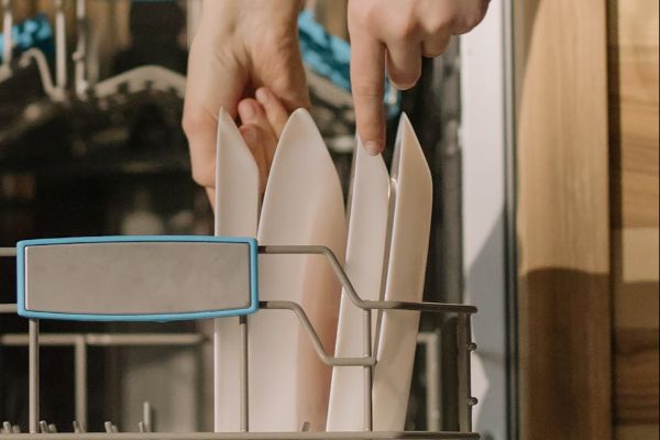 No momento, você está visualizando Consumidora será indenizada após receber três lava-louças com defeitos persistentes