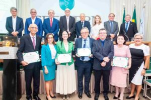 Leia mais sobre o artigo Conselho de Medicina entrega Comenda Professor Onofre Lopes da Silva em noite de celebração ao Dia do Médico