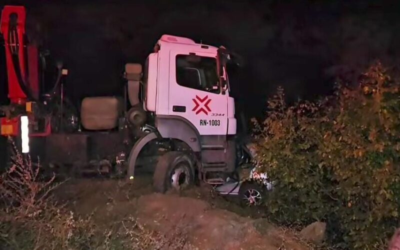 Leia mais sobre o artigo Colisão entre carreta e carro deixa uma pessoa morta e duas feridas na RN-117
