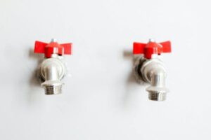 Leia mais sobre o artigo Caern é condenada por danos morais após negar abastecimento de água a residência de morador do interior do RN