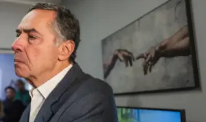 Leia mais sobre o artigo Ministro Barroso passa mal e é internado em hospital de Brasília