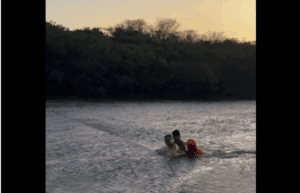 Leia mais sobre o artigo Dois pesquisadores, um deles de origem chinesa, foram resgatados após ficarem ilhados em trilha na praia de Camapum, em Macau/RN