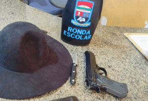 Leia mais sobre o artigo Ação da Ronda Escolar realiza apreensão de simulacro em poder de dupla na cidade de Caicó, RN 