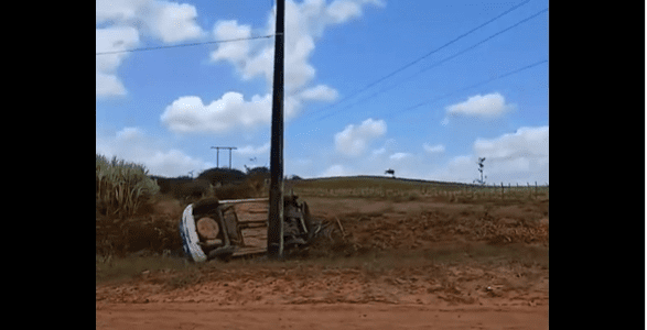 No momento, você está visualizando Carro da prefeitura de pureza capota em estrada do município