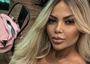 Leia mais sobre o artigo Cantora Vanessa Rios, ex-vocalista das bandas Capim com Mel, Forró do Muído e Kitara, morre aos 42 anos no Recife