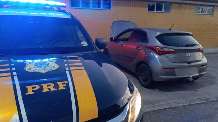 No momento, você está visualizando PRF apreende carro clonado com registro de roubo em Pernambuco na BR-406
