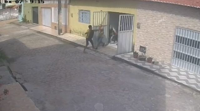 No momento, você está visualizando Idoso se arrisca, reage a uma tentativa de assalto e bota suspeito para correr