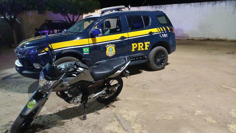 No momento, você está visualizando PRF prendeu três pessoas e recuperou dois veículos durante o feriadão no Rio Grande do Norte