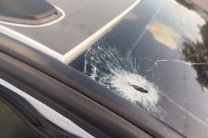 Leia mais sobre o artigo Noite de terror em Mãe Luiza: Viatura da PM é atingida durante tiroteio entre policiais e criminosos