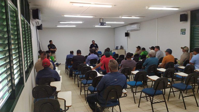 No momento, você está visualizando PRF realiza ação educativa sobre transporte de cana-de-açúcar em Arez/RN