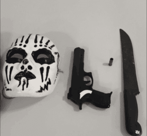 Leia mais sobre o artigo Homem suspeito de roubo é preso portando máscara, facão e simulacro de arma de fogo