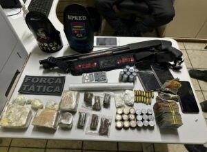 Leia mais sobre o artigo Policiais da Ronda Escolar e Força Tática  do 2º BPM prende homem por tráfico de drogas