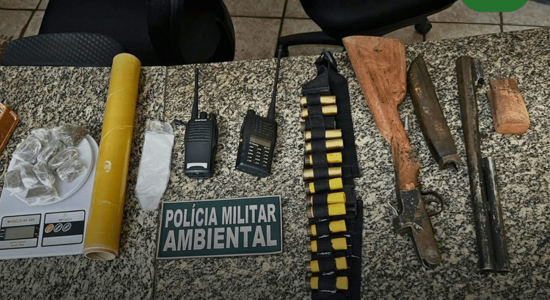 No momento, você está visualizando Polícia Militar Ambiental apreende 4 armas de fogo, munições, drogas e outros materiais durante operação