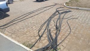 Leia mais sobre o artigo Criminosos cortam cabos elétricos de poço da Caern e deixam 8 cidades e 3 comunidades sem água