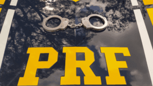 Leia mais sobre o artigo PRF prende homem embriagado e sem habilitação dirigindo motocicleta adulterada na BR 406