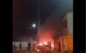 Leia mais sobre o artigo Carro de professor pega fogo na calçada de casa em Pendências, RN