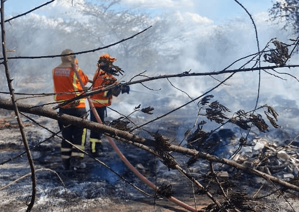 No momento, você está visualizando Bombeiros do RN atuam em incêndio de grandes proporções em lixão na Praia de Pitangui