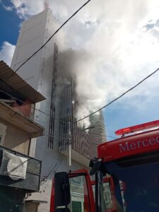 Leia mais sobre o artigo Bombeiros do RN combatem incêndio e resgatam vítima no Edifício José Brito em Caicó