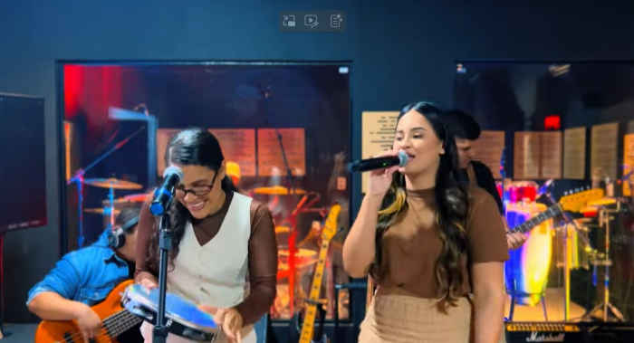 Leia mais sobre o artigo A cantora MESSIANE ARAÚJO lançou nesta segunda-feira uma série especial intitulada de ENSAIO