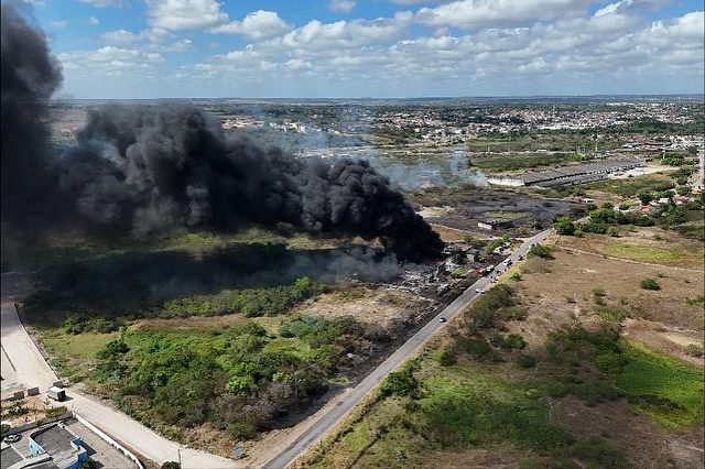 Leia mais sobre o artigo Corpo de Bombeiros é acionado para combater incêndio em galpão que armazenava pneus velhos na Grande Natal