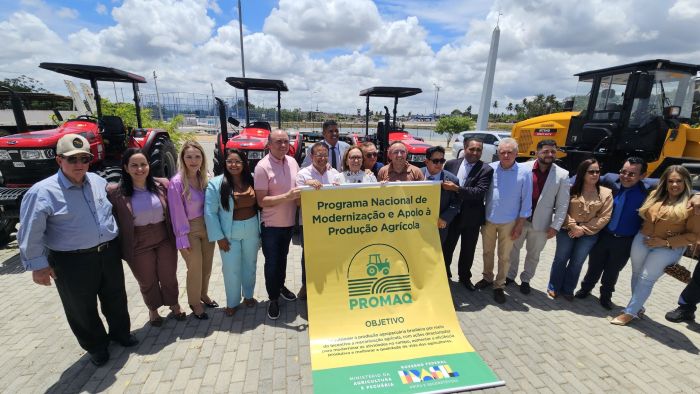 No momento, você está visualizando Zenaide Maia participa da entrega de máquinas agrícolas para municípios potiguares