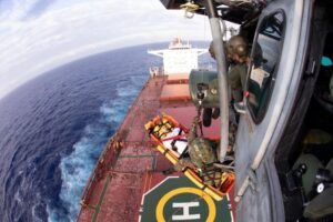 Leia mais sobre o artigo Helicóptero da FAB decola da Base Aérea de Natal para resgatar tripulante ferido em navio na costa de Recife