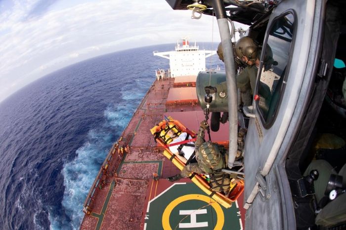 Leia mais sobre o artigo Helicóptero da FAB decola da Base Aérea de Natal para resgatar tripulante ferido em navio na costa de Recife